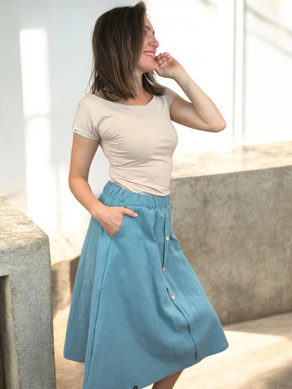 Pomněnková lněná sukně JAX na modelce, áčková sukně s knoflíky